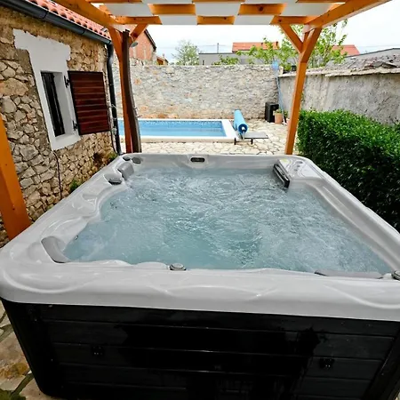 Villa Stone Chiara With Pool And Jacuzzi